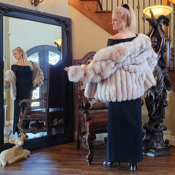 Elegant Ivory Fox Fur Coat with Rolling Sleeves & Plush Collar - Picture 16 of 17